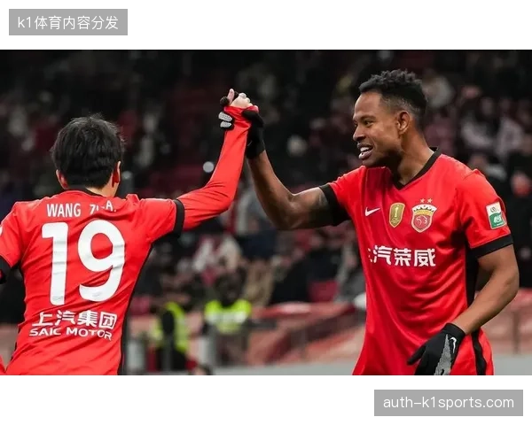 上海海港在阿联酋集训中因后场失误憾负对手，比赛中徐新的犯规一度引发大规模冲突